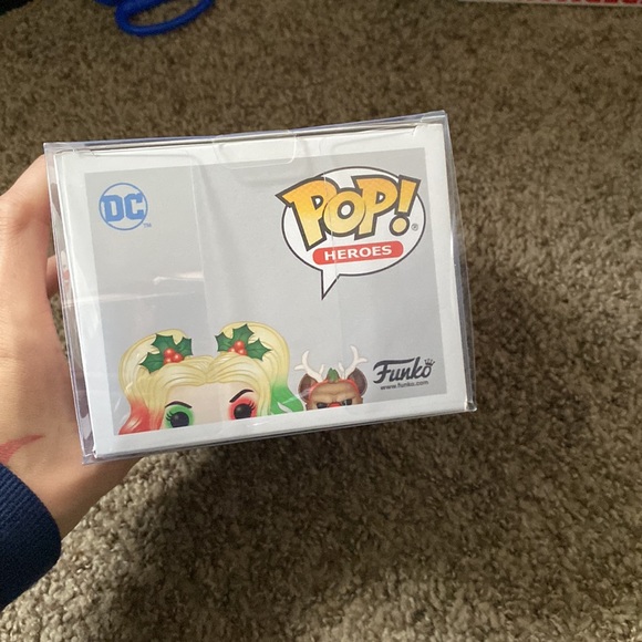 Harley Quinn with reindeer funko pop - Picture 2 of 6